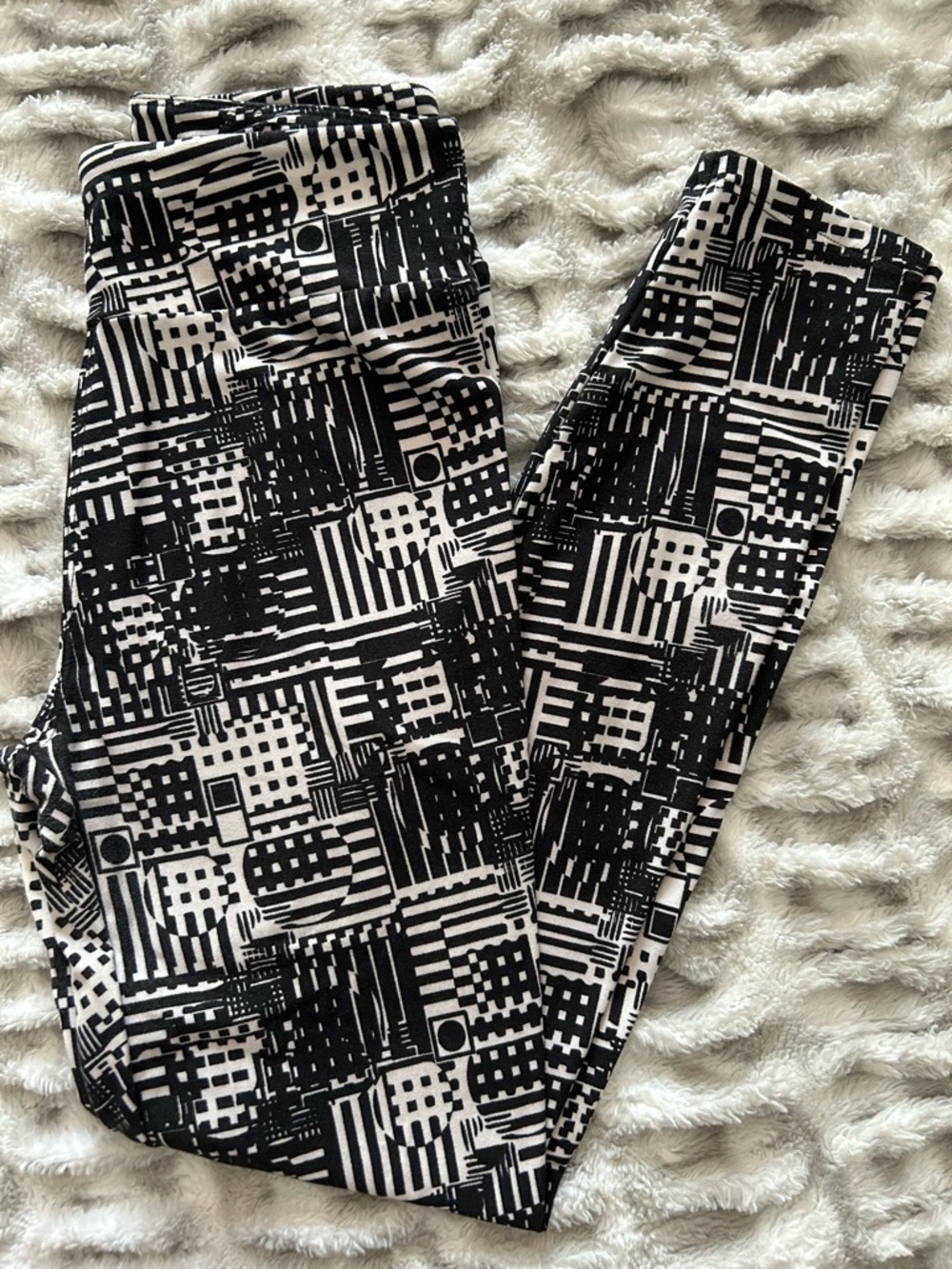 LuLaRoe Black & White Geometric Pattern One Size Leggings